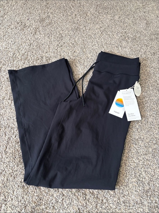 Vuori Pants - Vuori Daily Wide Leg Pant size large NWT